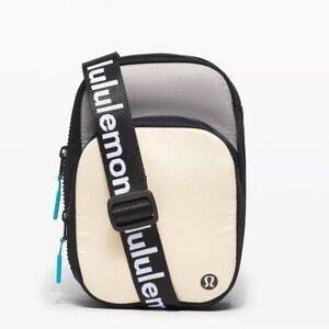 Lululemon The Rest is Written Crossbody Bag 2L White Opal/Silver